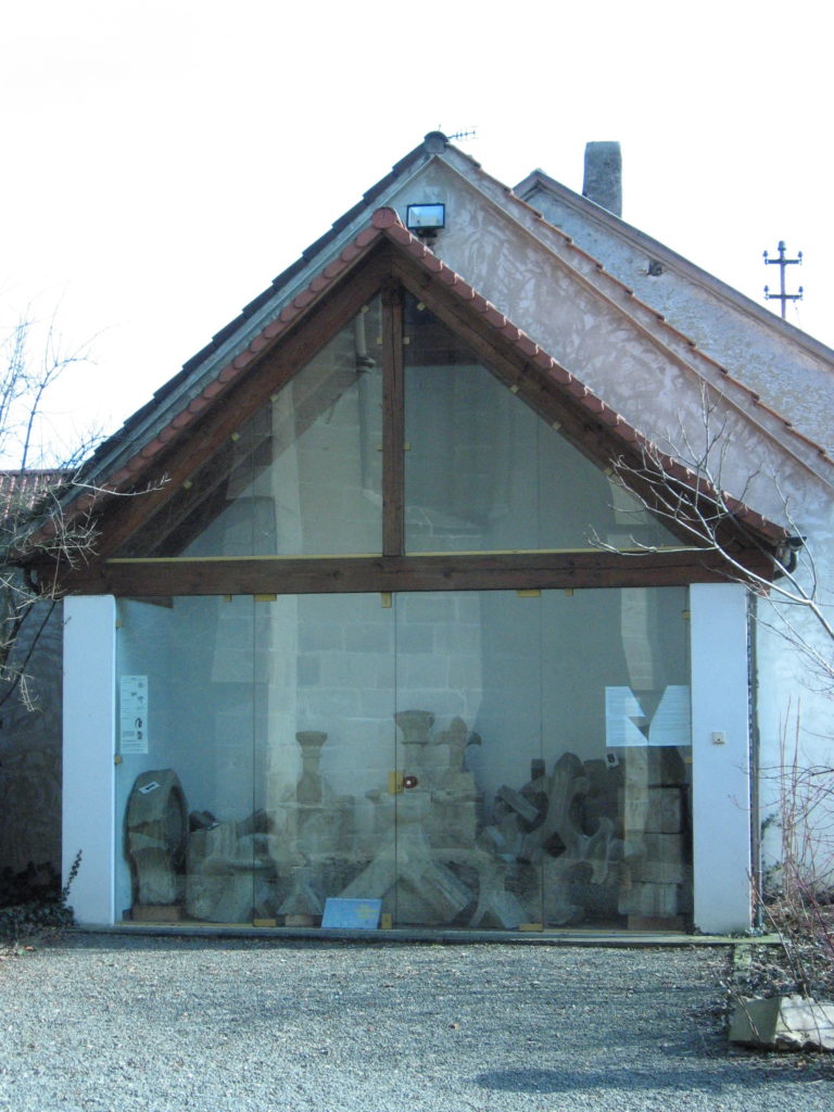 Das Lapidarium (Haus der Steine) in den Außenanlagen der Abteikirche